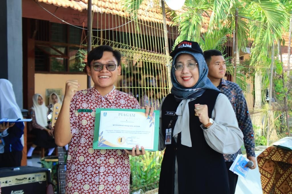 Muhammad Rizqi Zul Auzan Bersama Kepala SMAN 1 Ngoro Ibu Siti Arofah S.Pd, M.Pd